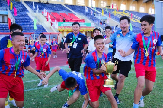 Những hình ảnh sôi động, giàu cảm xúc tại Lễ Bế mạc Giải Bóng đá Thiếu niên - Nhi đồng Cúp Báo Nghệ An lần thứ 24