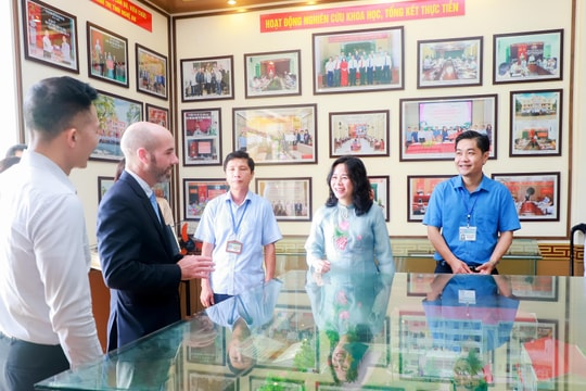 Đoàn công tác Đại sứ quán Hoa Kỳ thăm, làm việc tại Trường Chính trị Nghệ An