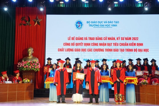 Đại học Vinh khen thưởng cho hơn 300 sinh viên xuất sắc tại lễ bế giảng