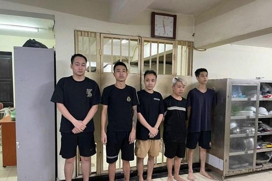 Bắt 5 nhân viên quán bar vì giữ người trái luật