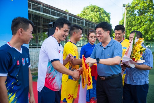 Hơn 60 vận động viên tham dự giải bóng đá Cúp Niềm tin