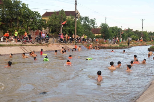 Nắng nóng, người dân đổ ra kênh thủy lợi tắm mát, cần đề phòng tai nạn rủi ro