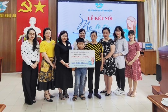 Ban nữ công, Công đoàn Bộ Kế hoạch và Đầu tư nhận đỡ đầu 2 trẻ mồ côi tại Nghệ An