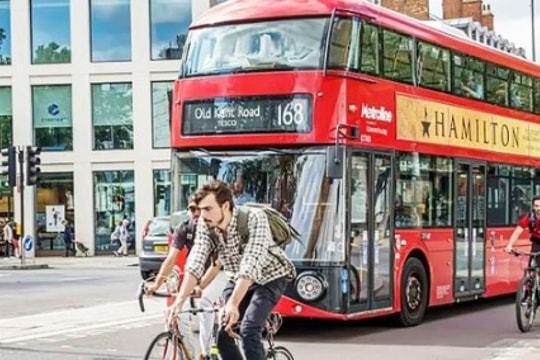 Người dân Anh thay đổi thói quen đi lại vì giá nhiên liệu tăng