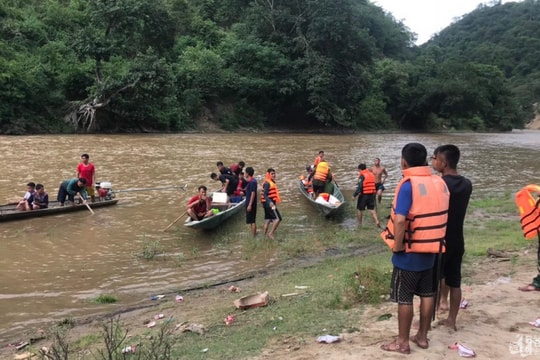 Nỗ lực tìm kiếm cháu bé mất tích khi tắm sông