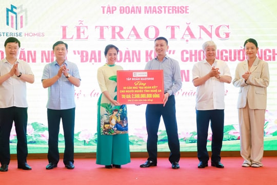 Trao hỗ trợ xây dựng 50 căn nhà 'Đại đoàn kết' cho các hộ nghèo trên địa bàn tỉnh Nghệ An
