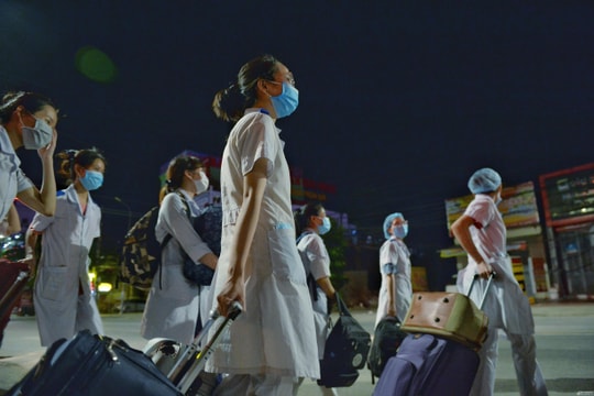 Nhân viên y tế ở Nghệ An mòn mỏi chờ phụ cấp chống dịch