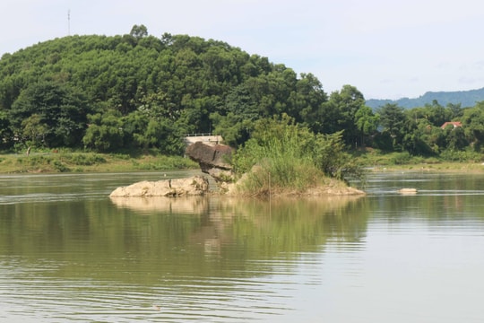 Kỳ bí đá Ông đá Mụ trên sông Lam