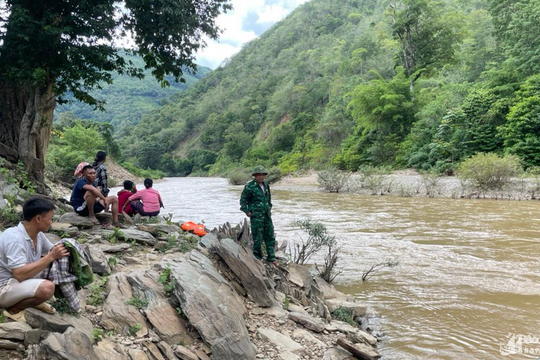 Tìm thấy thi thể cháu bé bị nước cuốn trôi trên sông Nậm Mộ