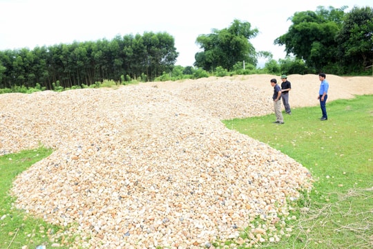 Nhiều tuyến đường nông thôn mới đang chờ xi măng