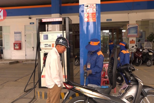 Giá xăng tăng lập đỉnh, người lao động chật vật mưu sinh