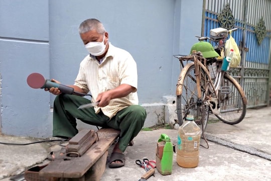 Xe mài dao dạo 'độc nhất' thành Vinh