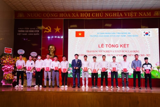 Trường Cao đẳng Kỹ thuật công nghiệp Việt Nam – Hàn Quốc trao bằng tốt nghiệp cho sinh viên khóa học 2019 – 2022