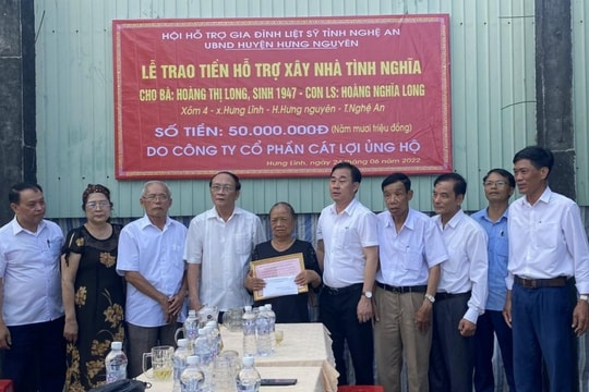 Trao hỗ trợ xây dựng nhà tình nghĩa cho thân nhân liệt sĩ ở Hưng Nguyên