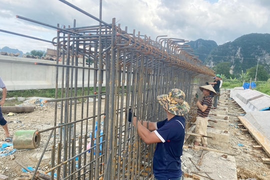 Nhà thầu và người dân lao đao trong 'bão' giá vật liệu xây dựng 