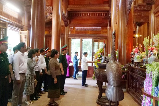 Phó Chủ tịch nước Cộng hòa dân chủ nhân dân Lào tưởng niệm Chủ tịch Hồ Chí Minh tại Khu Di tích Kim Liên