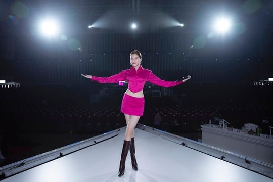 MC chân dài 1,1m dẫn chung kết Hoa hậu Hoàn Vũ Việt Nam gợi cảm thế nào?