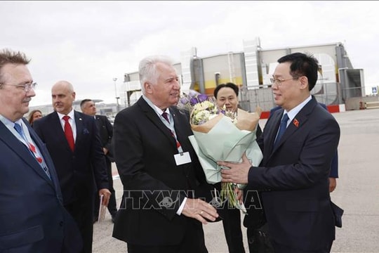 Chủ tịch Quốc hội Vương Đình Huệ bắt đầu thăm chính thức Hungary