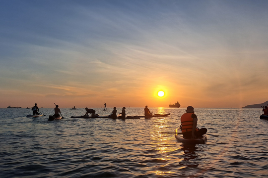 Trải nghiệm chèo SUP đón bình minh cực ‘chill’ trên biển Cửa Lò