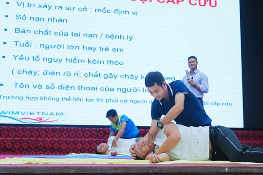 100 học viên tham gia lớp tập huấn về an toàn bơi, phòng chống đuối nước trẻ em