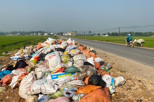 Rác thải vứt tràn lan trên nhiều tuyến đường nông thôn ở Nghệ An