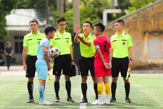 Ngày trở lại đầy xúc cảm của trọng tài trẻ quốc gia