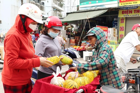 Nắng nóng, dưa bở Cửa Lò giá bán cao gấp đôi vẫn ‘cháy hàng’ 