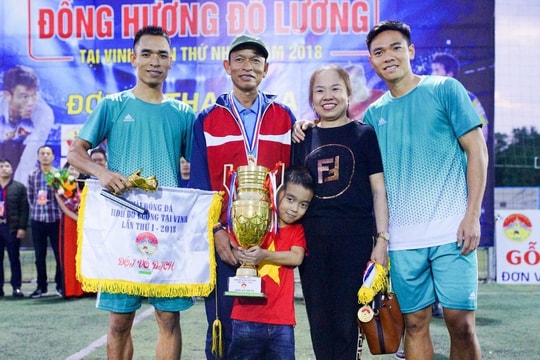 Gia đình cầu thủ Nguyên Mạnh: Tình yêu chung và những hạnh phúc riêng