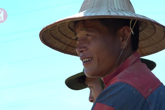 Người lao động "quay quắt" trong nắng nóng