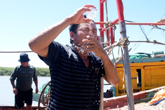 Ngư dân Nghệ An mưu sinh cực nhọc dưới nắng nóng 40 độ C