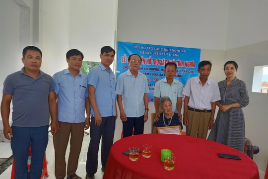 Trao hỗ trợ xây dựng nhà tình nghĩa cho thân nhân liệt sĩ ở Yên Thành