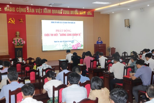 Phát động cuộc thi viết 'Gương sáng quanh ta' trong các sở, ngành tỉnh Nghệ An 