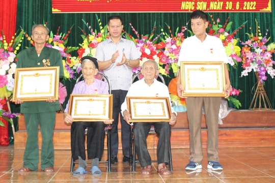 Trao tặng Huy hiệu 75 tuổi Đảng đến 5 đảng viên tại Quỳnh Lưu 