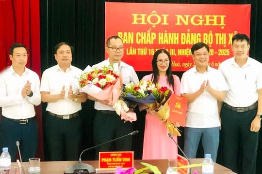Công bố, trao quyết định điều động cán bộ ở thị xã Thái Hòa
