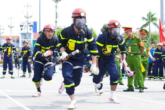 Xem cảnh sát vượt chướng ngại vật, cứu người trong môi trường có khói, khí độc