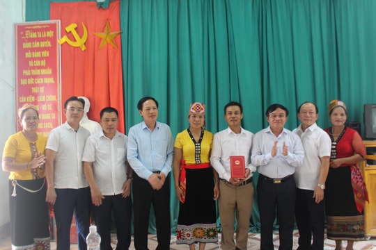 Trưởng ban Dân vận Tỉnh ủy trao quà hỗ trợ bản Thái xây dựng nông thôn mới 