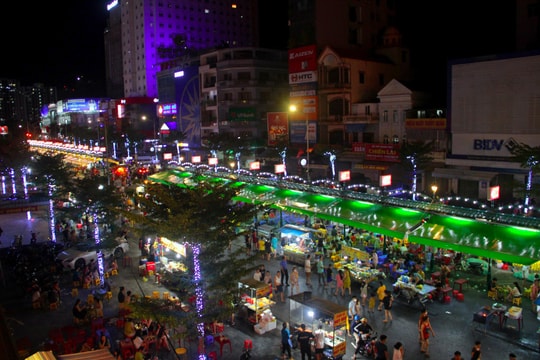 Hàng ngàn người đổ về phố đêm Cao Thắng trong ngày hoạt động trở lại