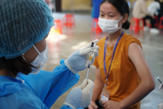 Người dân tiếp tục thực hiện tiêm mũi 3, mũi 4 vaccine phòng COVID-19 để chống biến thể BA.5