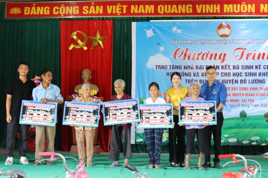 Trao hơn 800 triệu đồng cho hộ nghèo, học sinh có hoàn cảnh khó khăn ở Đô Lương 