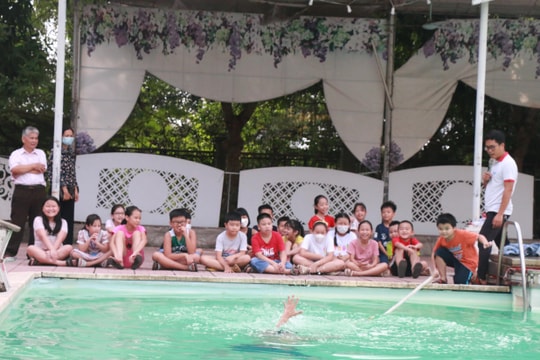Khai giảng lớp học bơi cho con cán bộ, công chức, viên chức, người lao động 