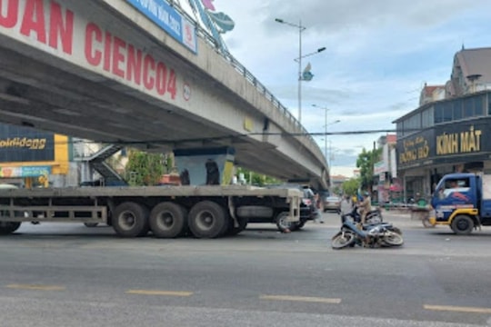 Tai nạn dưới chân cầu vượt, nữ công nhân nguy kịch