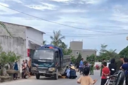 Bé trai tử vong thương tâm dưới bánh xe tải