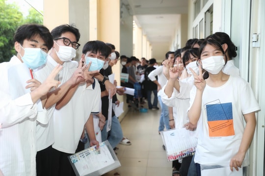 Thí sinh hào hứng bước vào môn thi đầu tiên kỳ thi THPT Quốc gia năm 2022