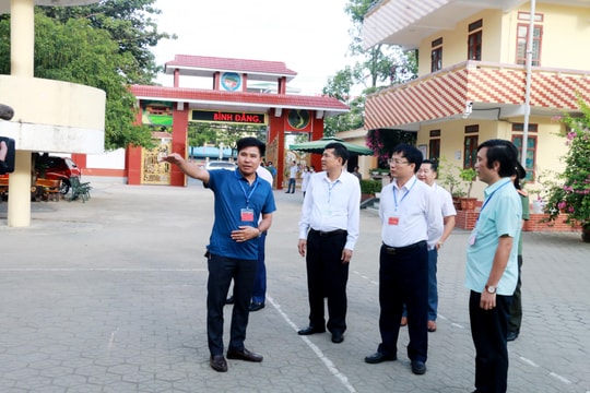 Phó Chủ tịch UBND tỉnh Bùi Đình Long kiểm tra các điểm thi tại thành phố Vinh