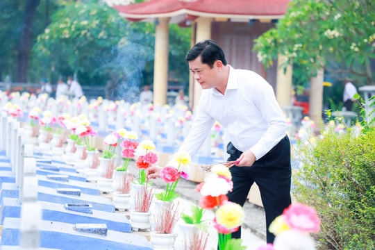 Lãnh đạo tỉnh Nghệ An dâng hương tưởng niệm các Anh hùng liệt sĩ tại Quảng Trị