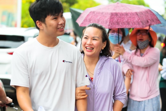 Những hình ảnh xúc động của phụ huynh Nghệ An trong mùa thi tốt nghiệp THPT 2022
