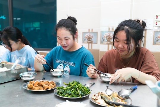 Bữa cơm 'đặc biệt' dành cho những thí sinh xa bố mẹ