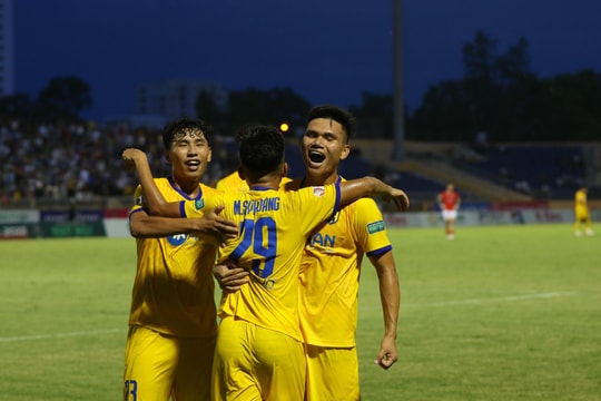 Chơi thiếu người Sông Lam Nghệ An vẫn thắng thuyết phục trước CLB thành phố Hồ Chí Minh