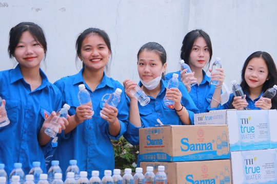 Thắm sắc áo xanh đồng hành cùng phụ huynh tiếp sức sĩ tử