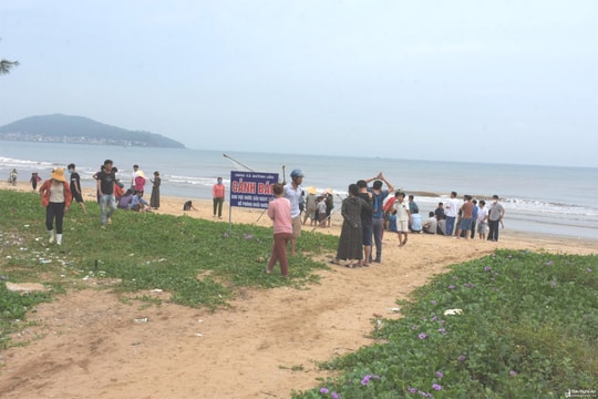 Cùng bạn ra biển mò ngao, bé trai đuối nước thương tâm